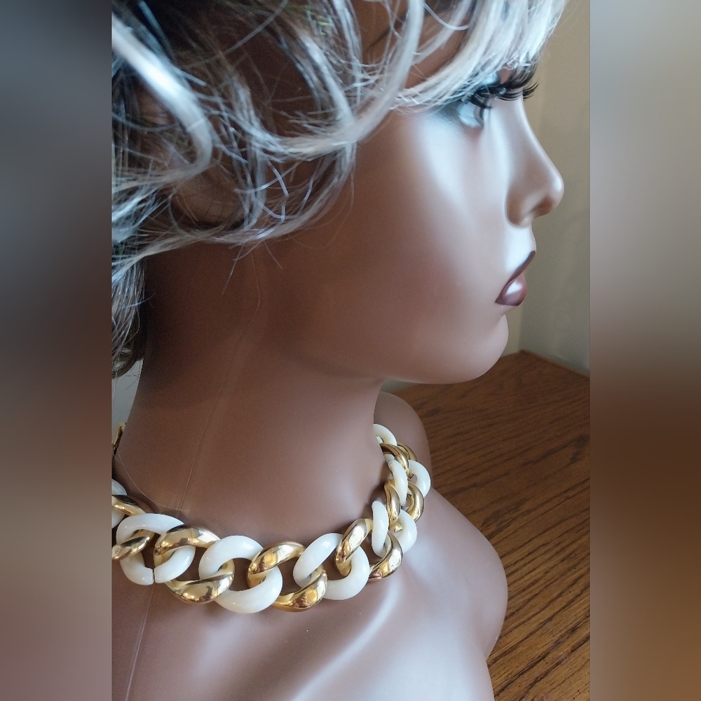 Chic Gold and White Link Necklace - Picture 11 of 12